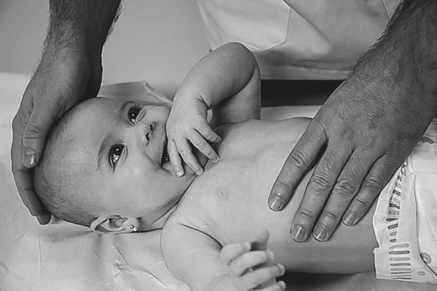 Sessio d'osteopatia a un infant. Observació. Salva Codina.