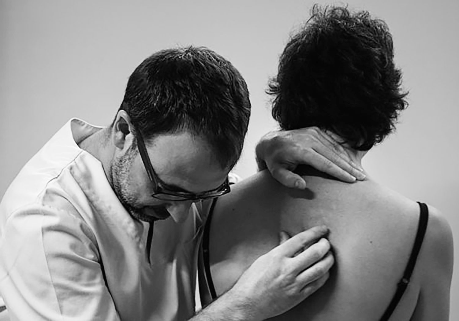 Sessio d'osteopatia. Massatge a l'espatlla. Salva Codina.